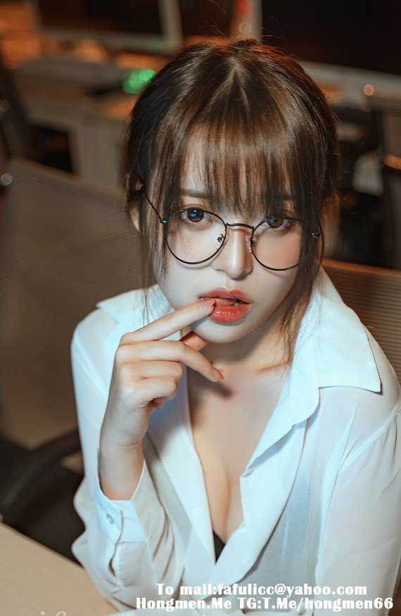 草莓味奈奈兔-辦公教師私拍寫真 42P/13V